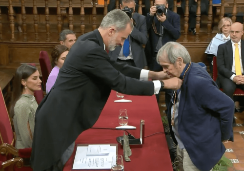 Rafael Cadenas recibe el premio Cervantes a la creación literaria: “Es urgente defender la democracia de todo lo que la acecha”