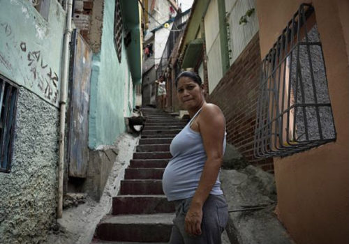 Micropolítica en un barrio de Caracas: Estrategias de sobrevivencia de las madres en un contexto de violencia armada 