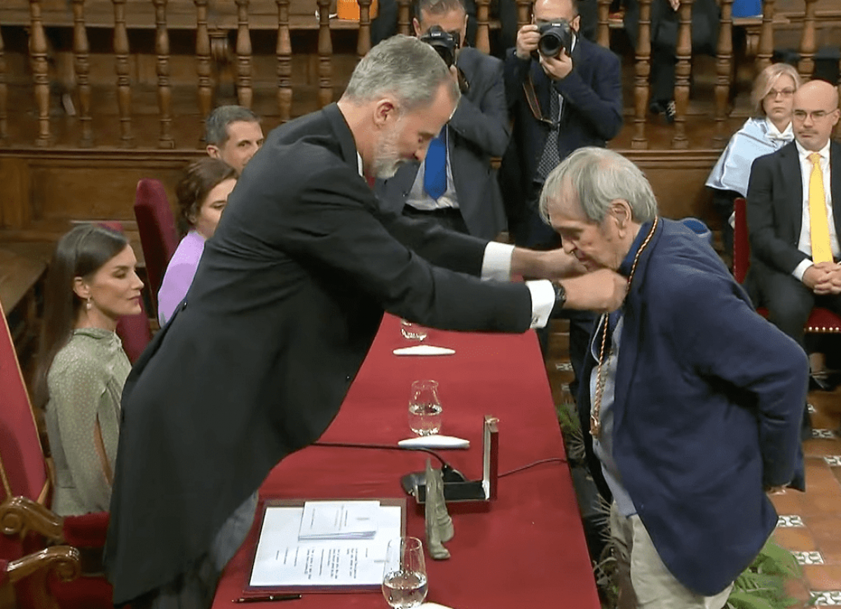 Rafael Cadenas recibe el premio Cervantes a la creación literaria: “Es urgente defender la democracia de todo lo que la acecha”