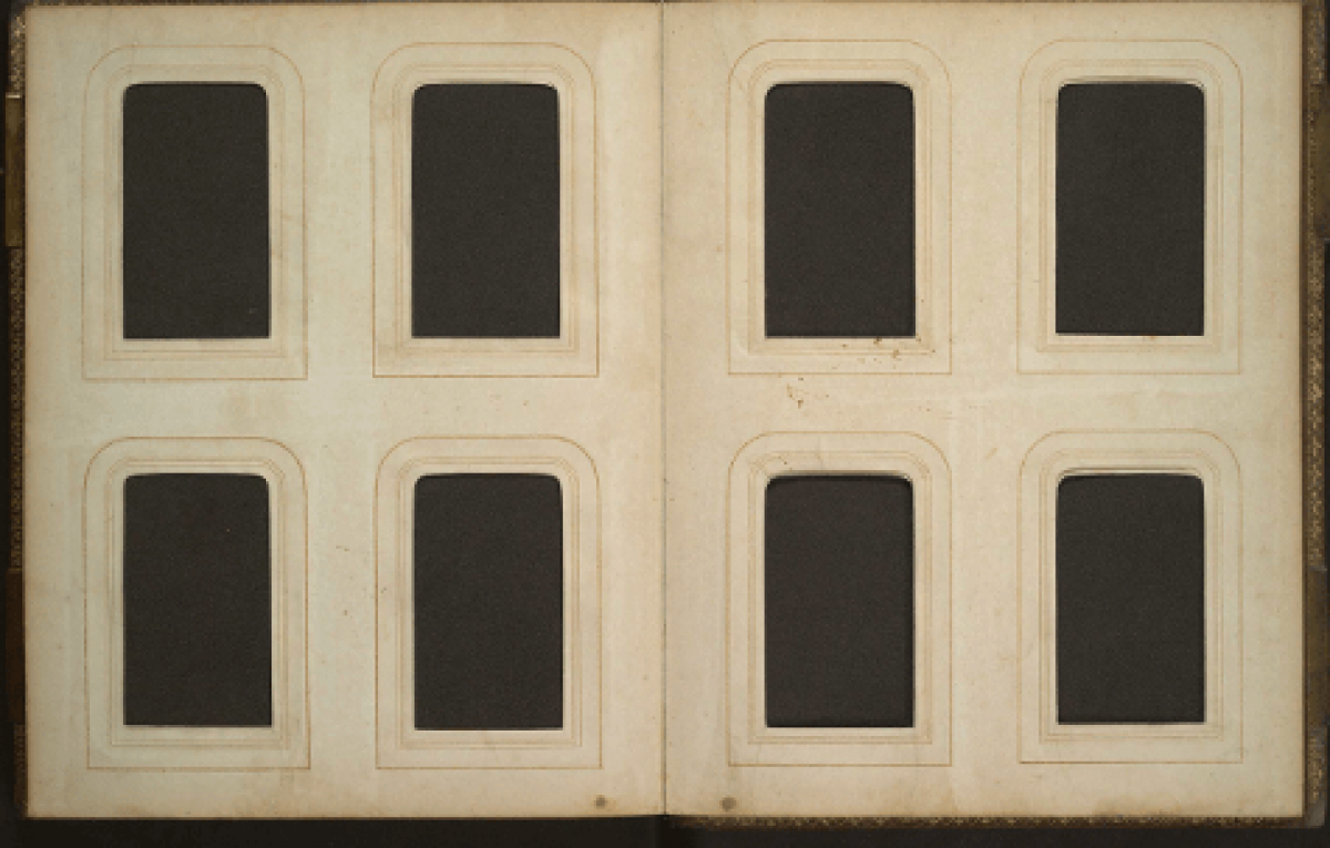 El álbum fotográfico y el marco vacío. Algunas divagaciones