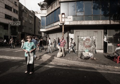 El delirio ordenado: la fuga como poética en ‹Los escapistas› de Fedosy Santaella