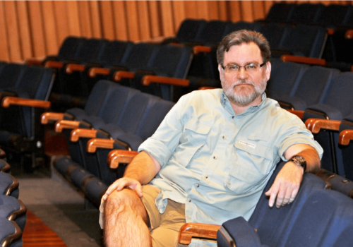 José Tomás Angola: un dramaturgo divergente e incisivo