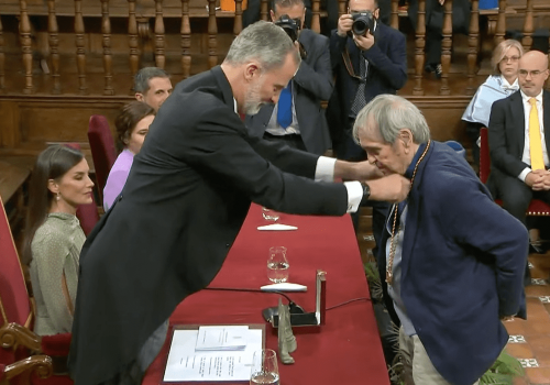 Rafael Cadenas recibe el premio Cervantes a la creación literaria: “Es urgente defender la democracia de todo lo que la acecha”