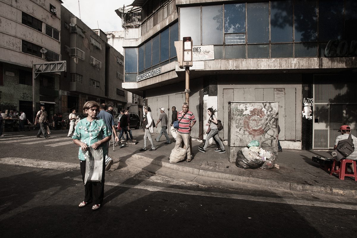 El delirio ordenado: la fuga como poética en ‹Los escapistas› de Fedosy Santaella