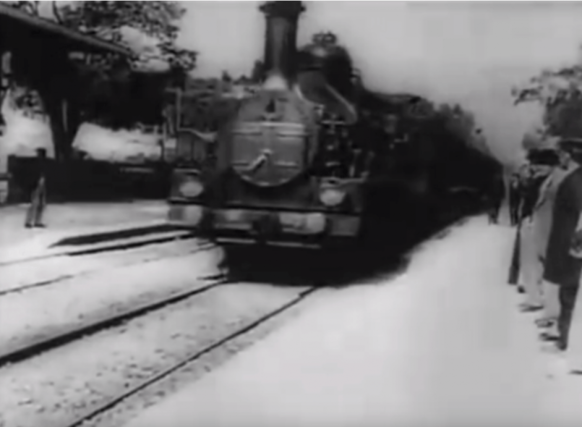 Una locomotora avanza. (Diez fragmentos en torno a la ficción)